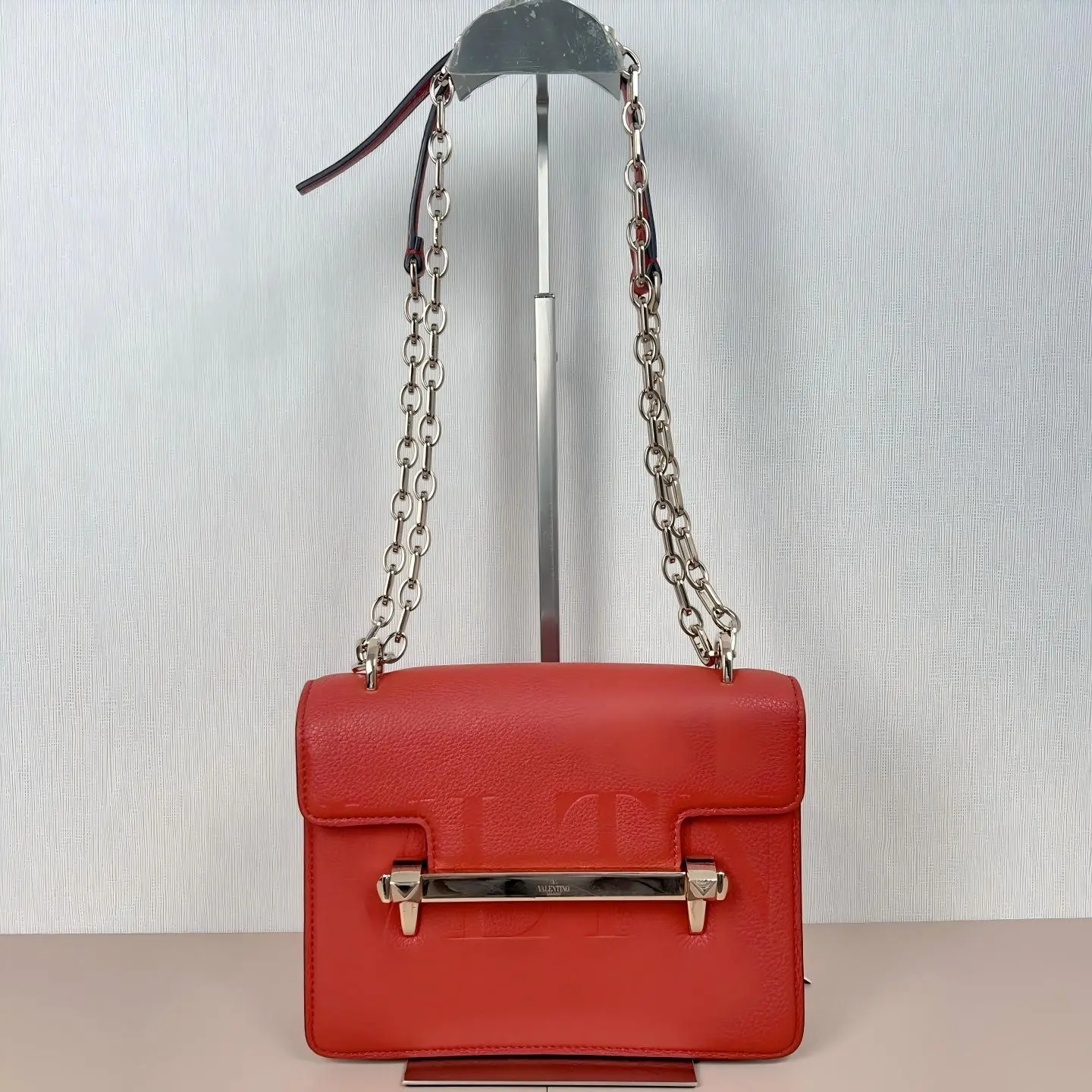 Pre-owned Valentino cowhide Shoulder Bags Garavani VLTN Uptown small leather shoulder bag in red qiqicj6816