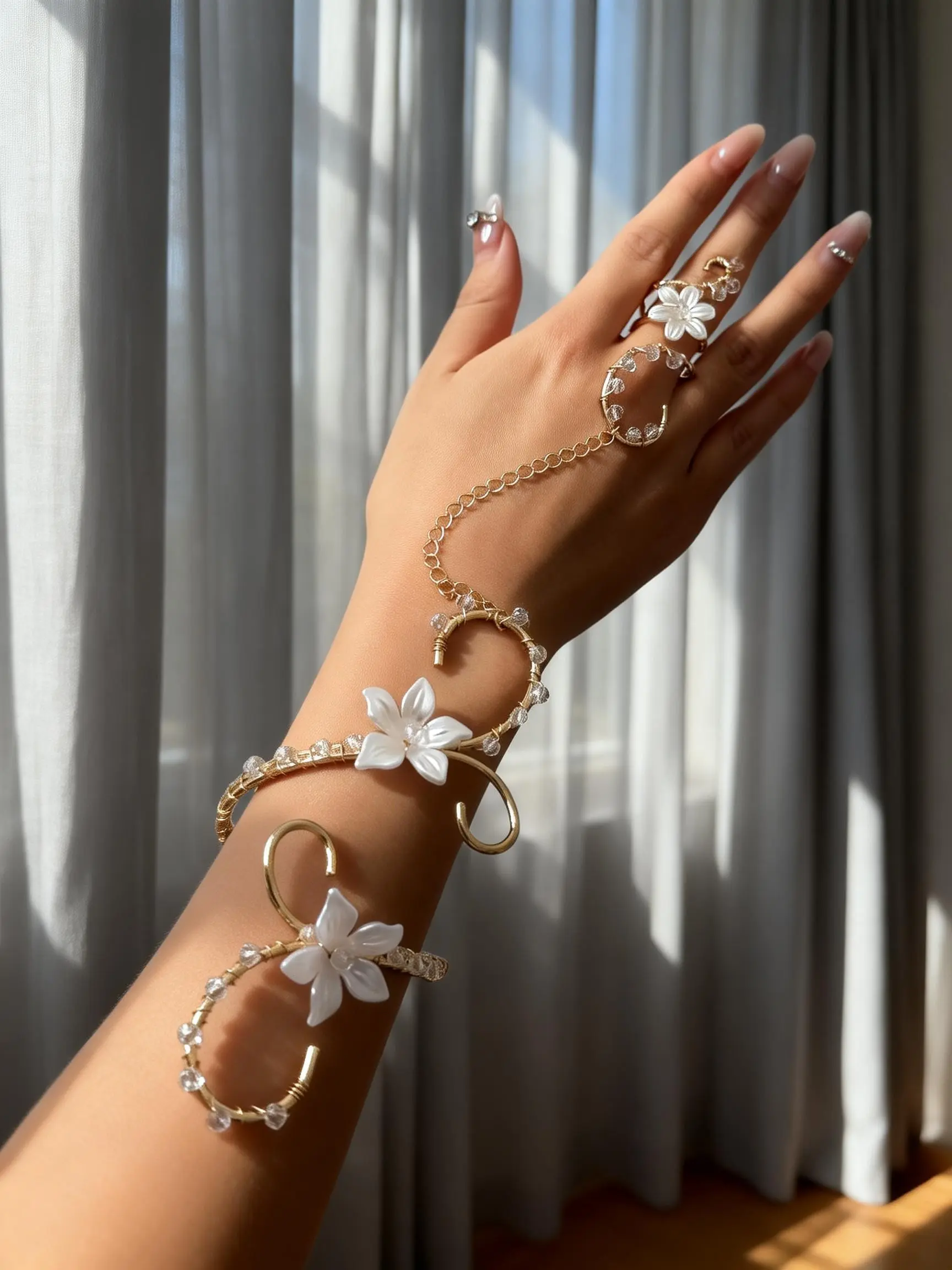 Elegant Floral Finger Chain Bracelet, Copper Bracelets, Fashionable Bracelet, Adjustable Wristband for Women, Perfect for Daily Outings, Parties, and Festive Gatherings