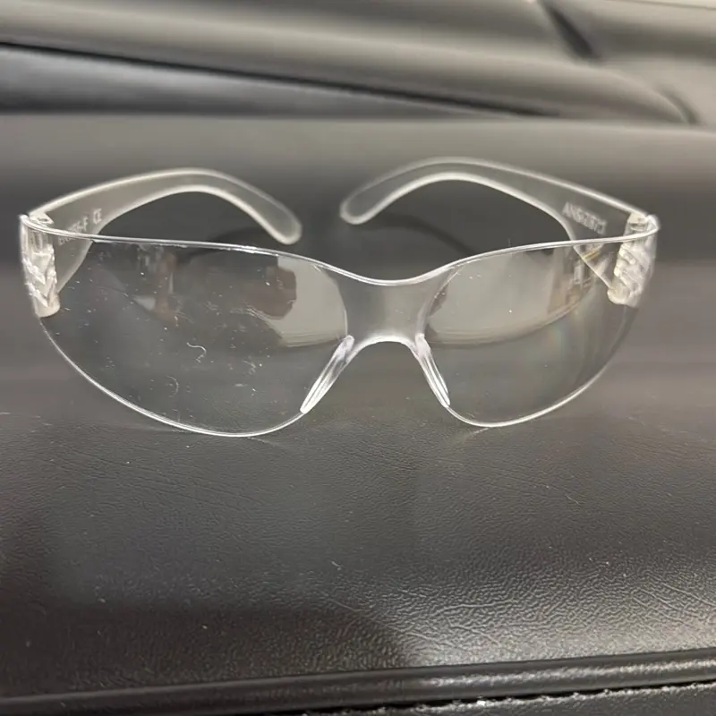 Lentes de protección fabricados en policarbonato transparente, ideales para trabajos de construcción, carpintería, soldadura ligera, corte de cerámica o uso industrial. Ofrecen protección contra polvo, chispas y fragmentos, con diseño ligero y cómodo que