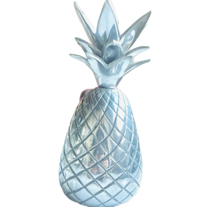 Piña, hermoso diseño decorativo hecho de Pewter pulido que puede ser usado también como candelabro.