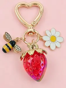 Cute Daisy Bee Strawberry Bag Charms Keychain, Floral Pattern Keychain, Floral Purse Accessories Strawberry Bag Chain with Daisy & Bee Pendant Heart Lobster Clasp Key Ring for Women Handbags Backpack Car Key Fob