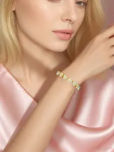 Heart shaped zircon sparkling bracelet, tennis bracelet, elegant jewelry bracelet, hip-hop luxurious and fashionable buckle bracelet, suitable for daily wear, vacation and dating occasions, and also a surprising and exquisite small gift.