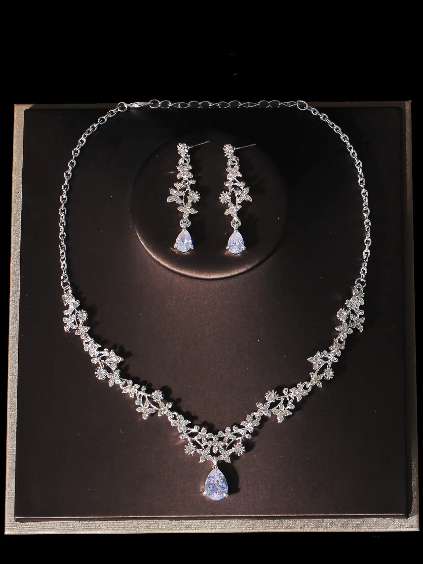 A set of classic rhinestone jewelry set, crown, necklace, and earrings for a female bride, consisting of 4 pieces, suitable for wedding dresses, formal dresses, and other accessories. It is also suitable for use at weddings, gatherings, and parties