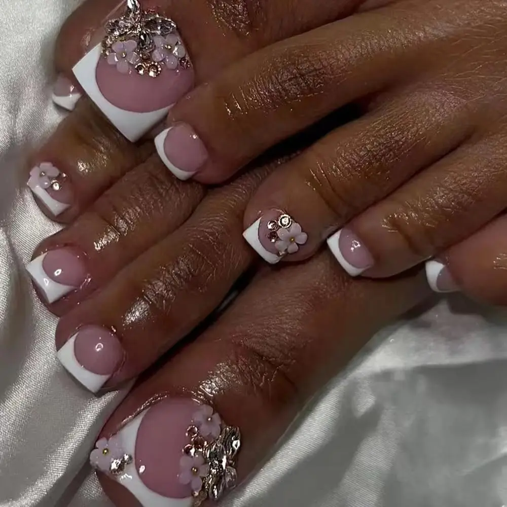 White French Tip Press on Toenails Full Cover 3D White Flowers Fake Toenails Short Square Summer False Toenails with Rhinestone Design Cute Toe Nails Press ons Glossy Toenails for Pedicure Decorations