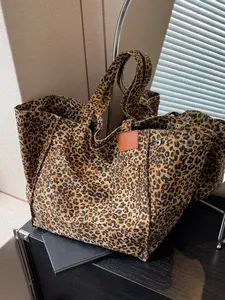 Retro exquisite light luxury texture leopard print tote bag, Shoulder Totes, casual versatile large capacity shoulder bag, can accommodate water bottles, documents, suitable for commuting, shopping, socializing
