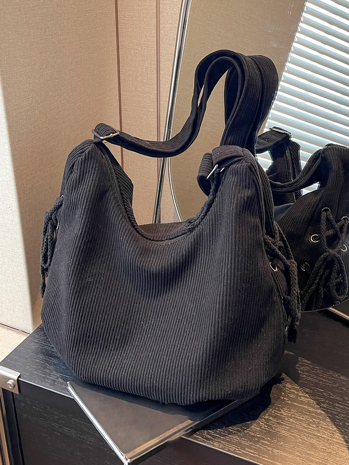 Fashion large capacity corduroy canvas bag one shoulder dumpling bag Hobo Crossbody Bag niche versatile student messenger bag casual large capacity suitable for daily commuting office workers students attending classes etc. Casual crossbody bags