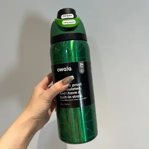Owala Jade Green sports water bottle, with a capacity of 32 ounces, is made of 304 stainless steel. It is suitable for commuting, exercising and outdoor activities.