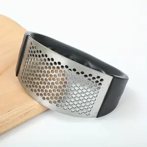 1 piece of manual garlic puree, black stainless steel garlic press, kitchen vegetable and fruit chopping tool, Kitchen Gadget, suitable for restaurants and supermarkets