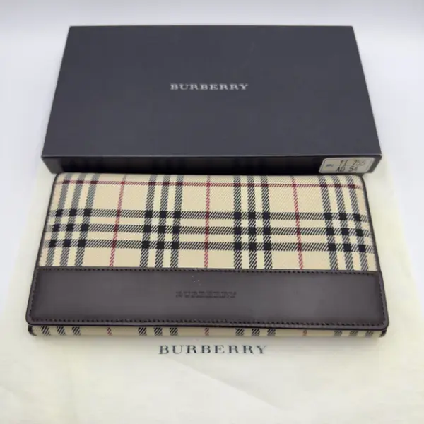 Pre-owned BURBERRY Coated Canvas Small leather goods Vintage Check Long Bifold Wallet J8080601