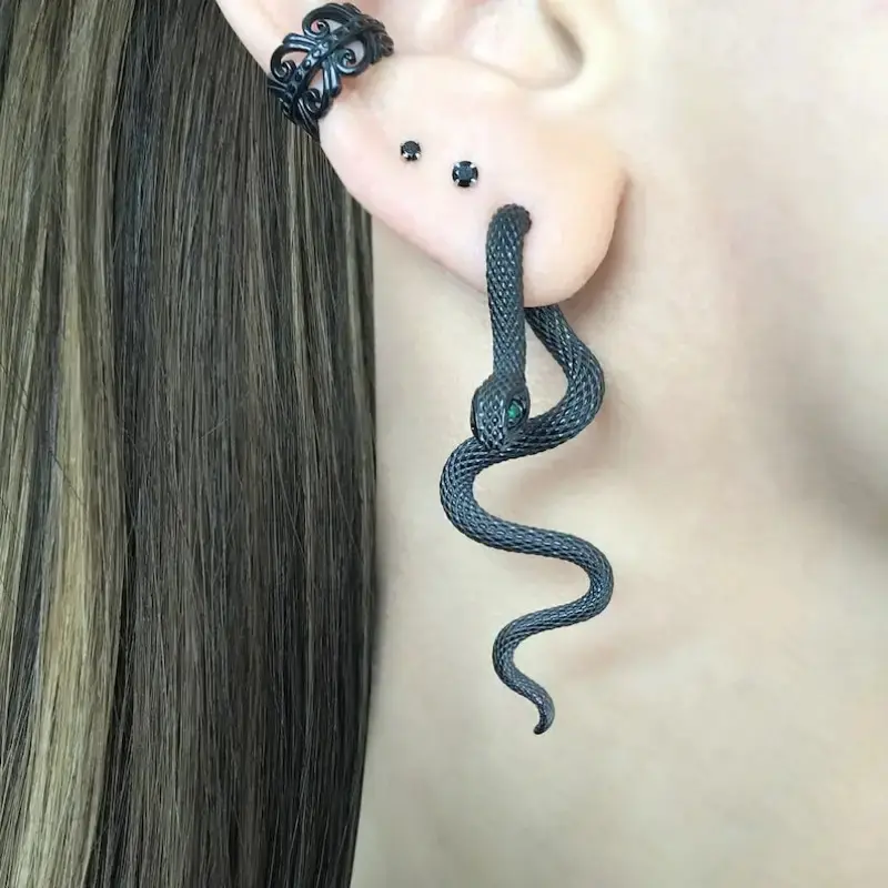 New multi-color diamond-embellished exaggerated snake earrings for women, fashionable and trendy detachable snake stud accessories