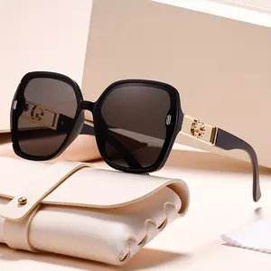 1 pair of oversized square fashion glasses, suitable for both men and women, stylish cream color, frame paired with gradient brown lenses, luxurious gold color, perfect for casual wear, holidays, and as a gift, stylish modern look