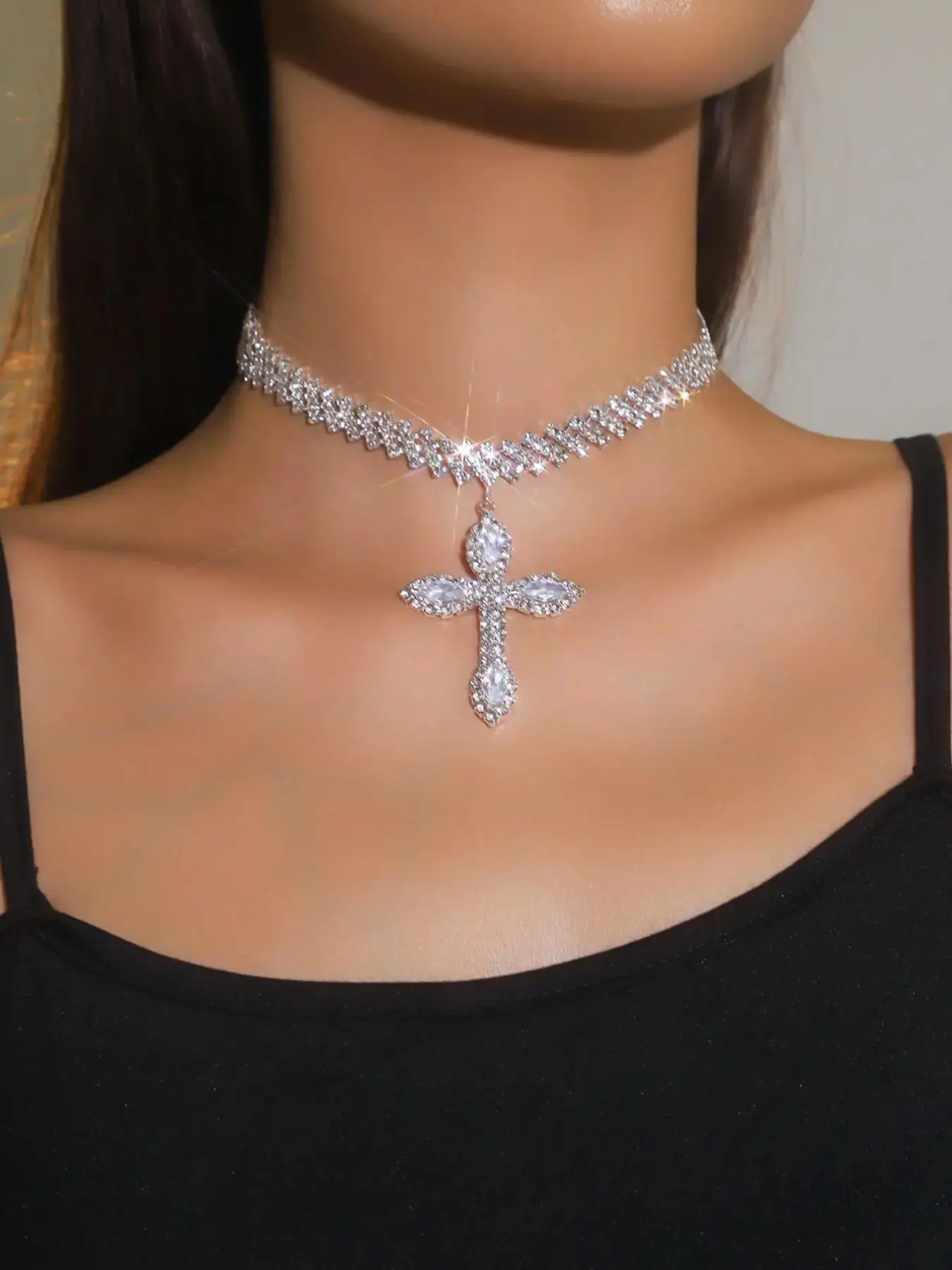A sparkling and fashionable rhinestone cross necklace with an elegant and luxurious personality, perfect as an exquisite accessory for women's parties Fashion Jewelry Party Rhinestone Decorated Necklace