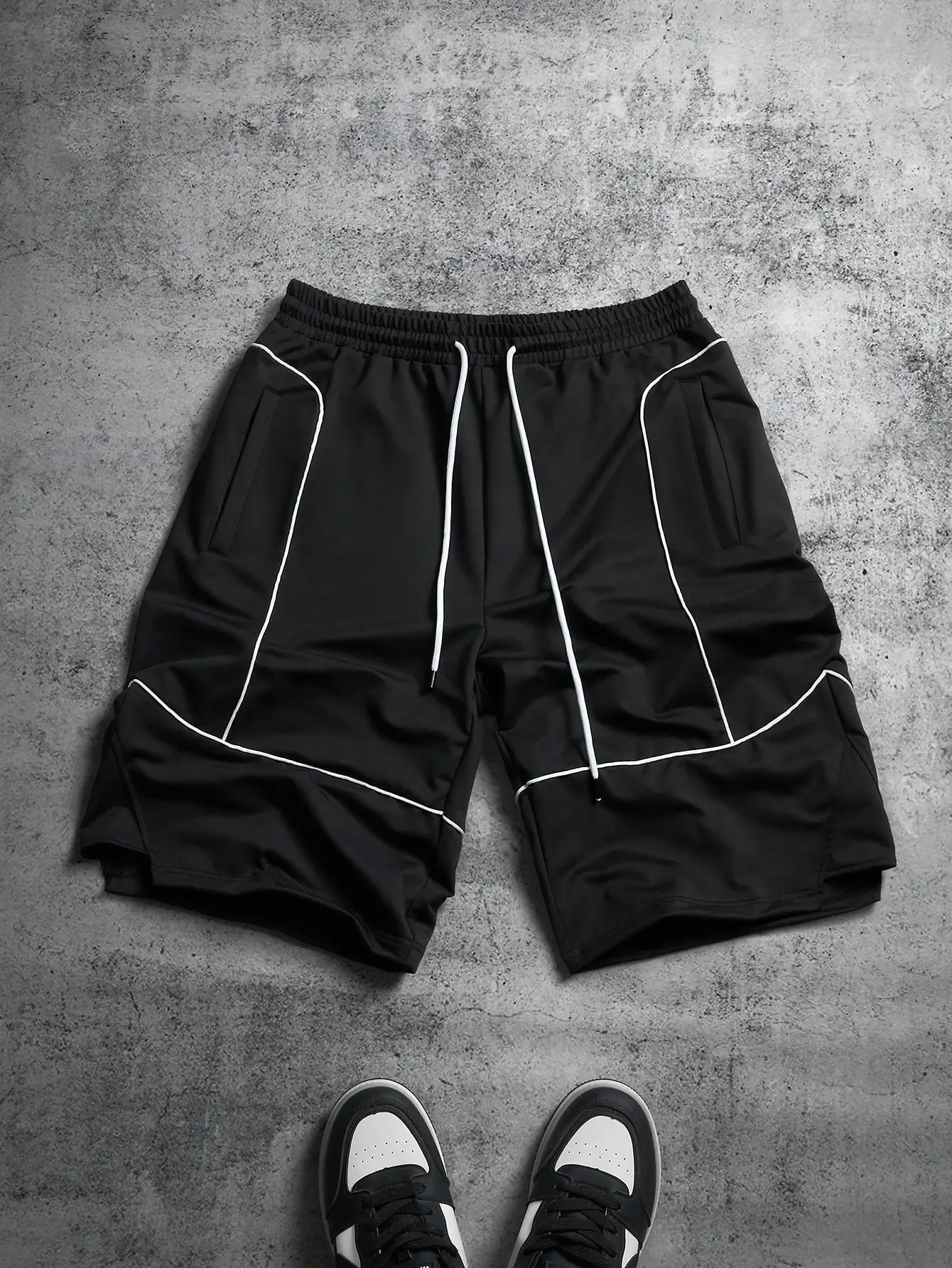 Men’s black shorts with contrast piping and drawstring, loose fit, basketball street style for spring/summer, Y2K style, breathable basketball shorts, black-and-white piping design, versatile casual shorts #streetwear #summeroutfits
