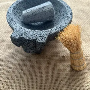 Molcajete redondo estilo puerquito De  Piedra Volcánica echo en México  de 8”                                                                                           Round piggy design volcanic stone Molcajete made in Mexico Incluye brocha orgánica