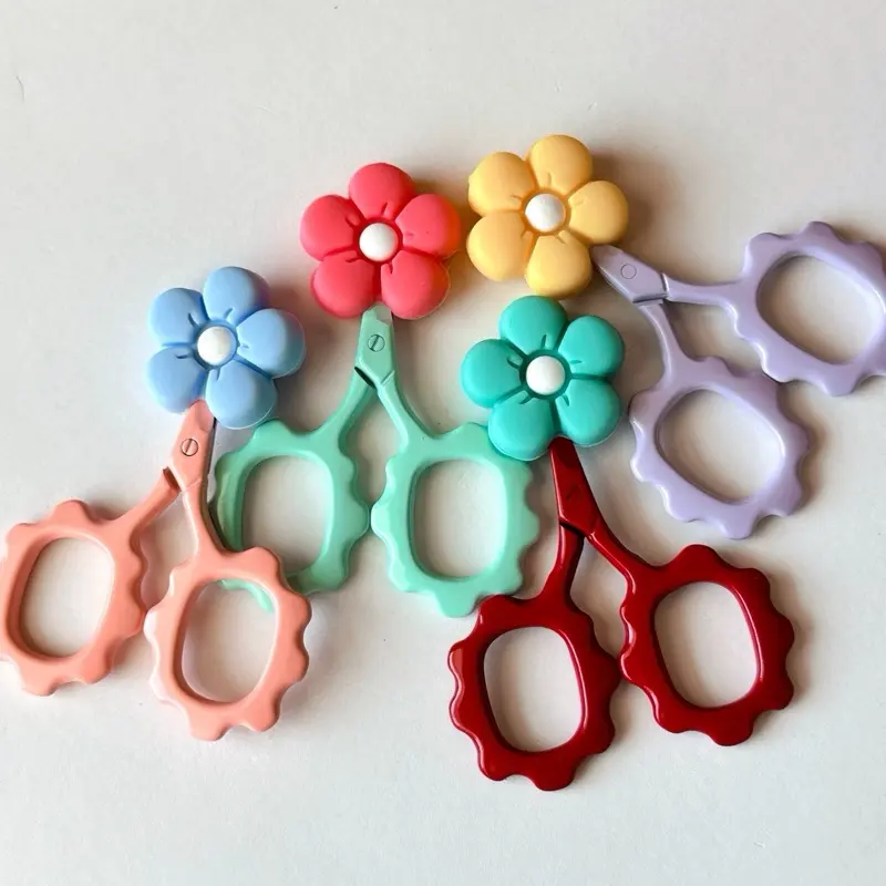 Petite Daisy Embroidery Scissors with Tip Cover Petite Daisy Embroidery Scissors with Tip Cover