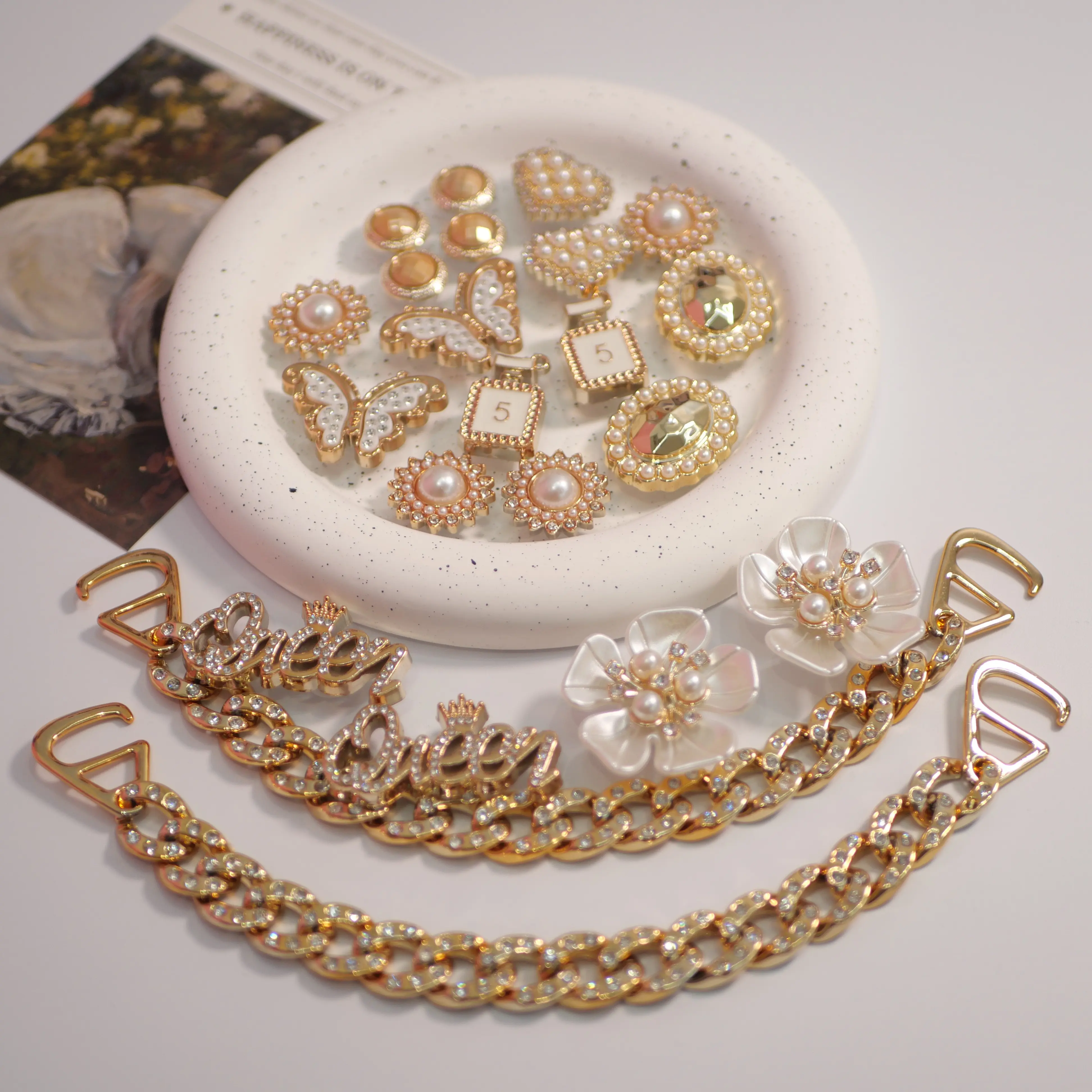 Shoe Charms for Women, 22 Pcs Elegant Pearl Glamour Set with Chains, Flowers, Hearts & Butterflies, Personalized Footwear Decor for Parties & Weddings, Abs, Clip-On, 22-Piece