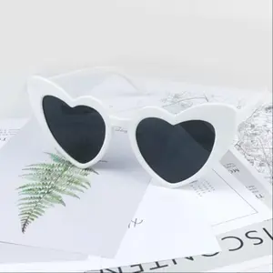 Heart-Shaped Glasses Set for Weddings and Parties, Cute Party Decorations, Perfect Gift for Graduations and Special Occasions, Accessories
