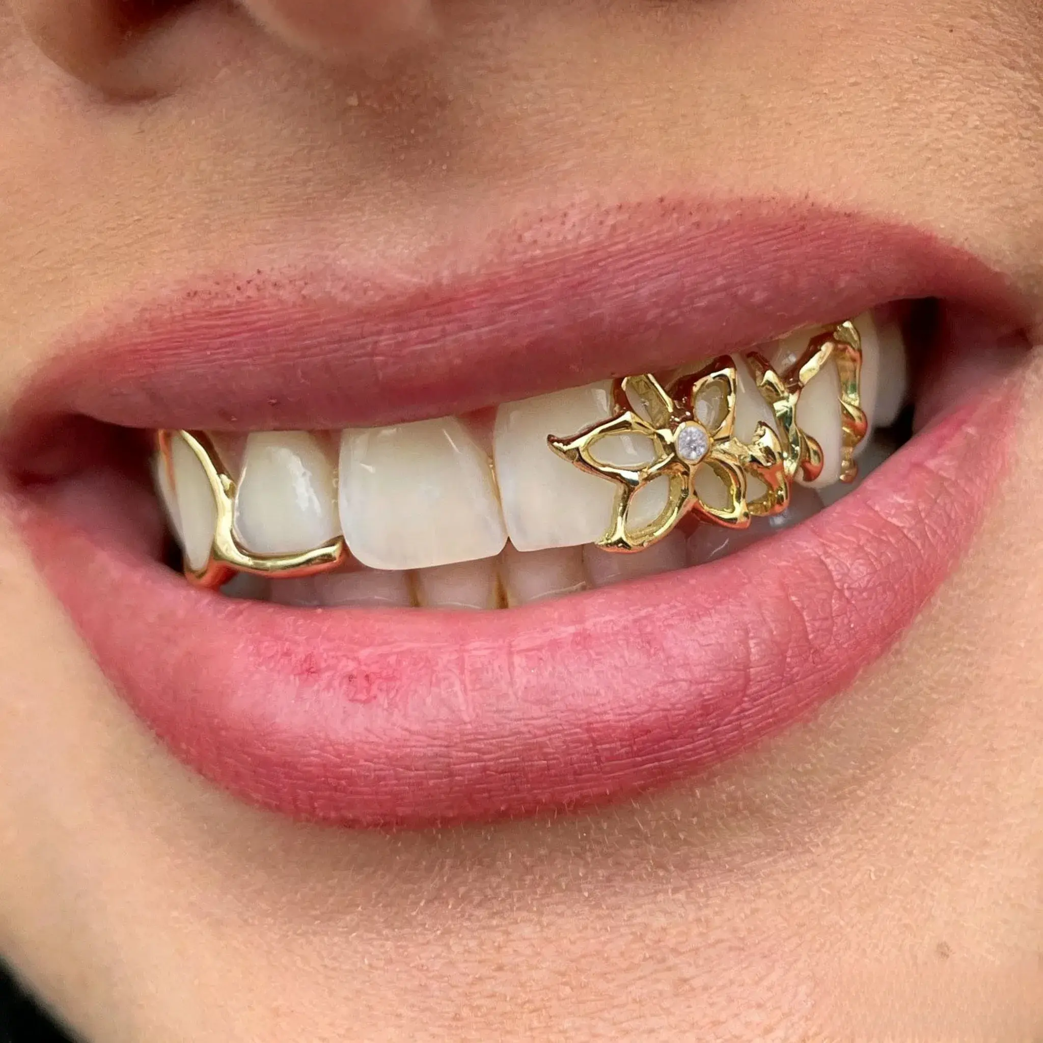 2-Tooth Gold-Plated Flower Hollow Cutout Hip Hop Dental Grillz Set, 2-Tone Gold & Silver Metal Cosplay Teeth Jewelry for Halloween Parties, Street Style Fashion Accessories