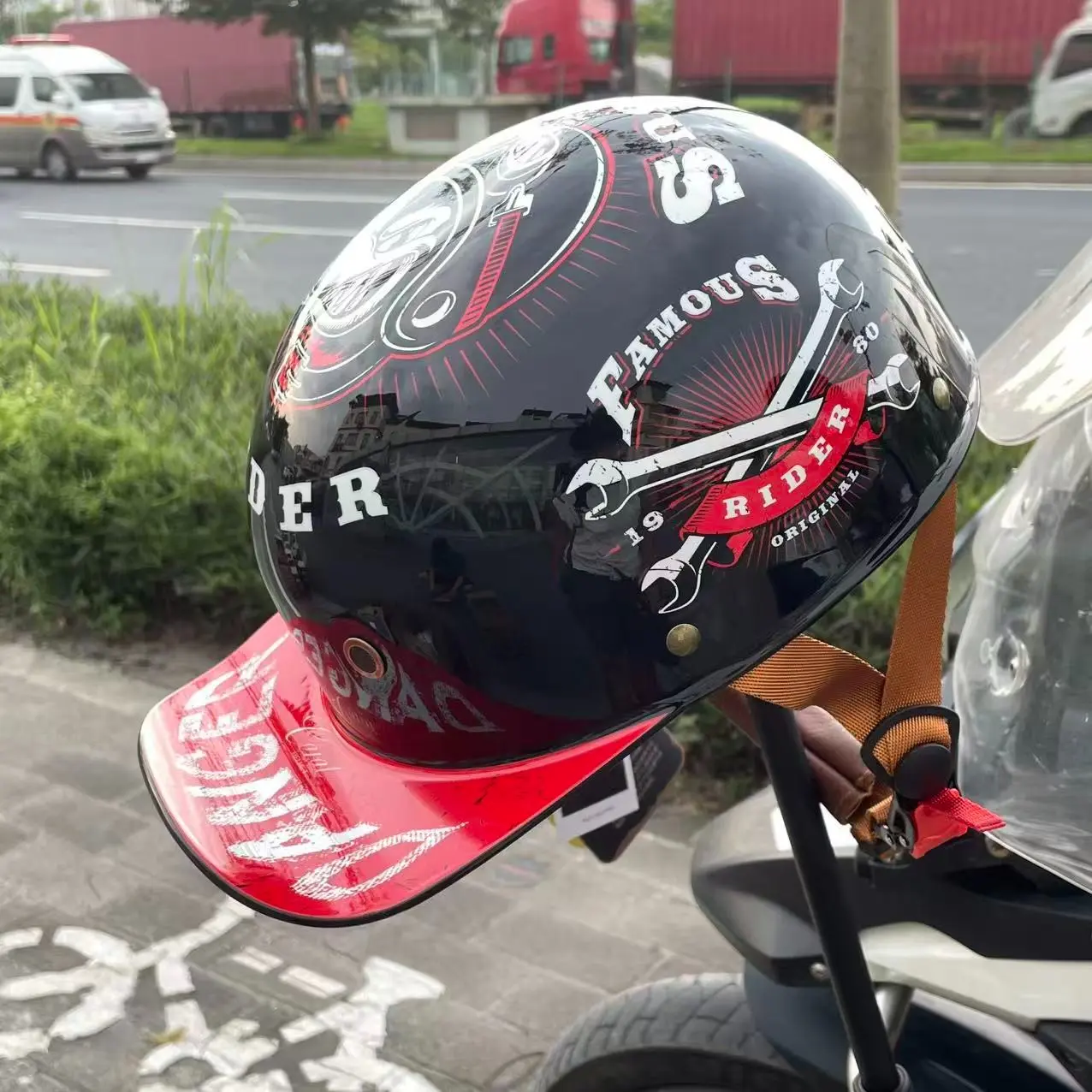 1 Vintage Style Half Helmet, Bicycle Helmet, Unisex Lightweight, Durable Protective Gear, Adjustable Strap, Ventilation System and Impact-Resistant Design, Suitable for Men and Women, Motorcycle, Skateboarding, Comfortable Fit and Easy-to-Clean Surface