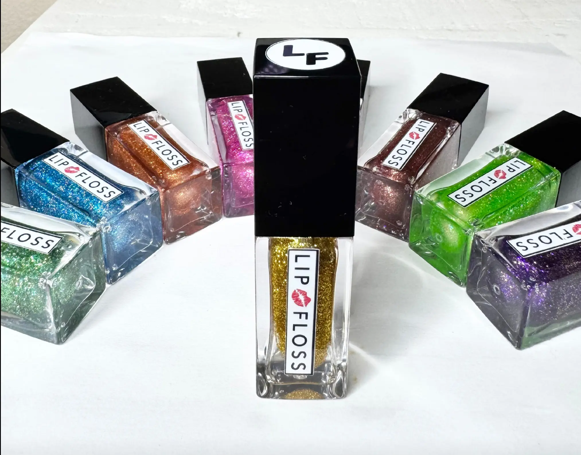 Gold Lemay Lip Floss High Shine lip gloss is a non-sticky formula enriched with shea butter and vitamin E to moisturize and soften lips. It provides a high-shine, lightweight, and is long-lasting with a bling finish   4.5ml
