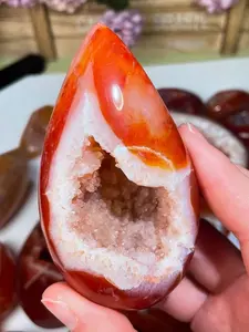 1PC Stunning Beautiful Carnelian Agate Crystal Geode Egg, Polished Red Agate Druzy Egg Decor, Creative Gifts and DIY Specialty Jewelry Accessories，Perfect Home Decorative Art Collect, Unique Easter Halloween, Christmas, Holiday Gifts, Gift Idea.