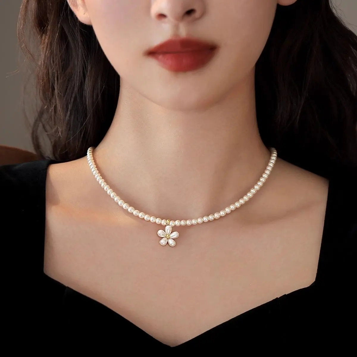 Daisy Pearl Necklace for Women Gentle Clavicle Chain Choker