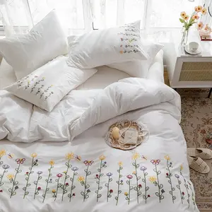 Isla White Floral Embroidered Bedding Set / Daisy