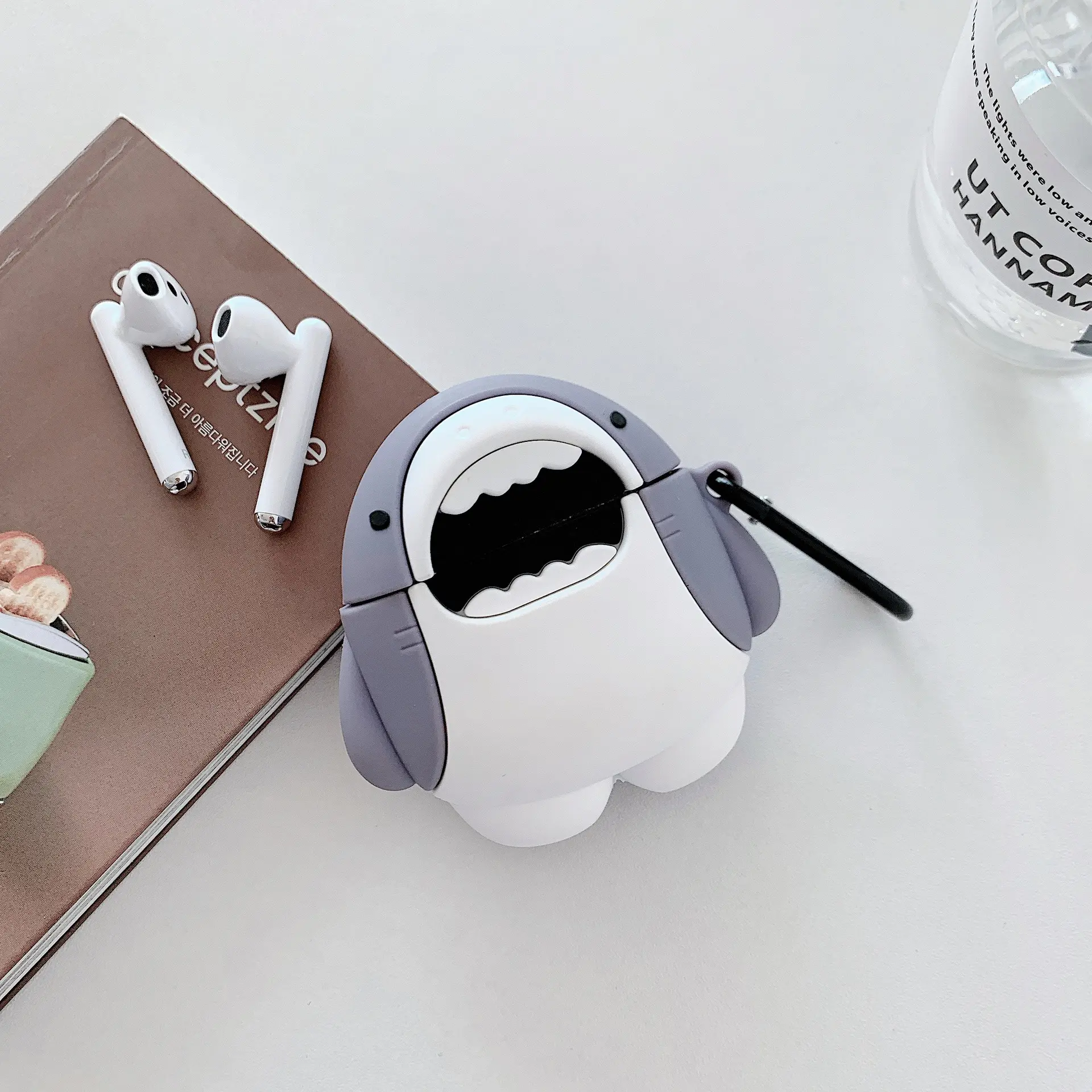 1 shark shaped headphone case, drop resistant and durable silicone Protection headphone case, Apple wireless Bluetooth headphone case, suitable for AirPods 1/2/3/4/pro/pro 2/pro 3, Design Headset, Headphone Accessories