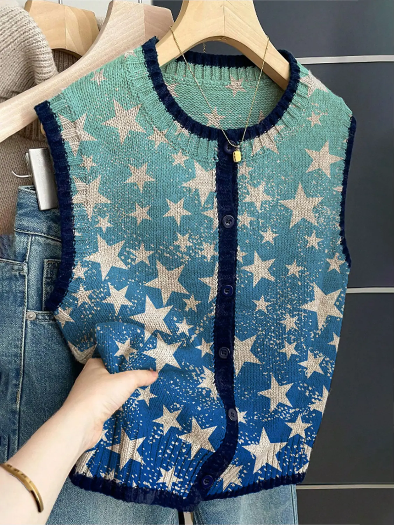 French retro style loose crew neck sleeveless color-block buttoned khaki women's sweater vest, Tops, with Multicolor gradient star print, suitable for spring and summer wear, casual