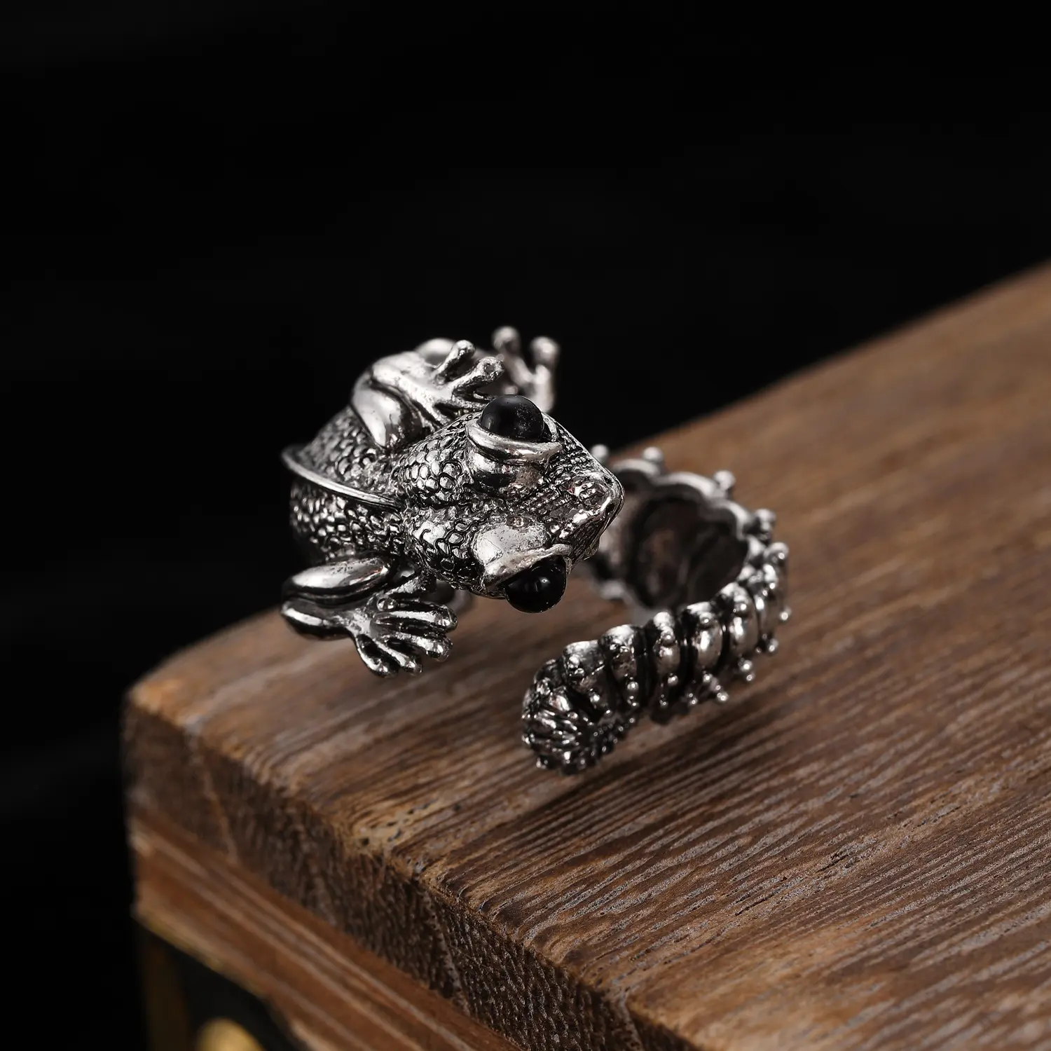 Unisex Silver Gothic Cute Lizard Form Ring - Male Everyday, Funky Dark Fantasy Punk Hip-Hop Fashion Jewelry, Sculptural, Halloween Costume Gift Accessory for Parties