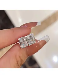 Ultra-shiny exquisite zircon square geometric stud earrings - minimalist and versatile accessories, with a unique and classic look, Stud Earring Jewelry, Studs Earrings