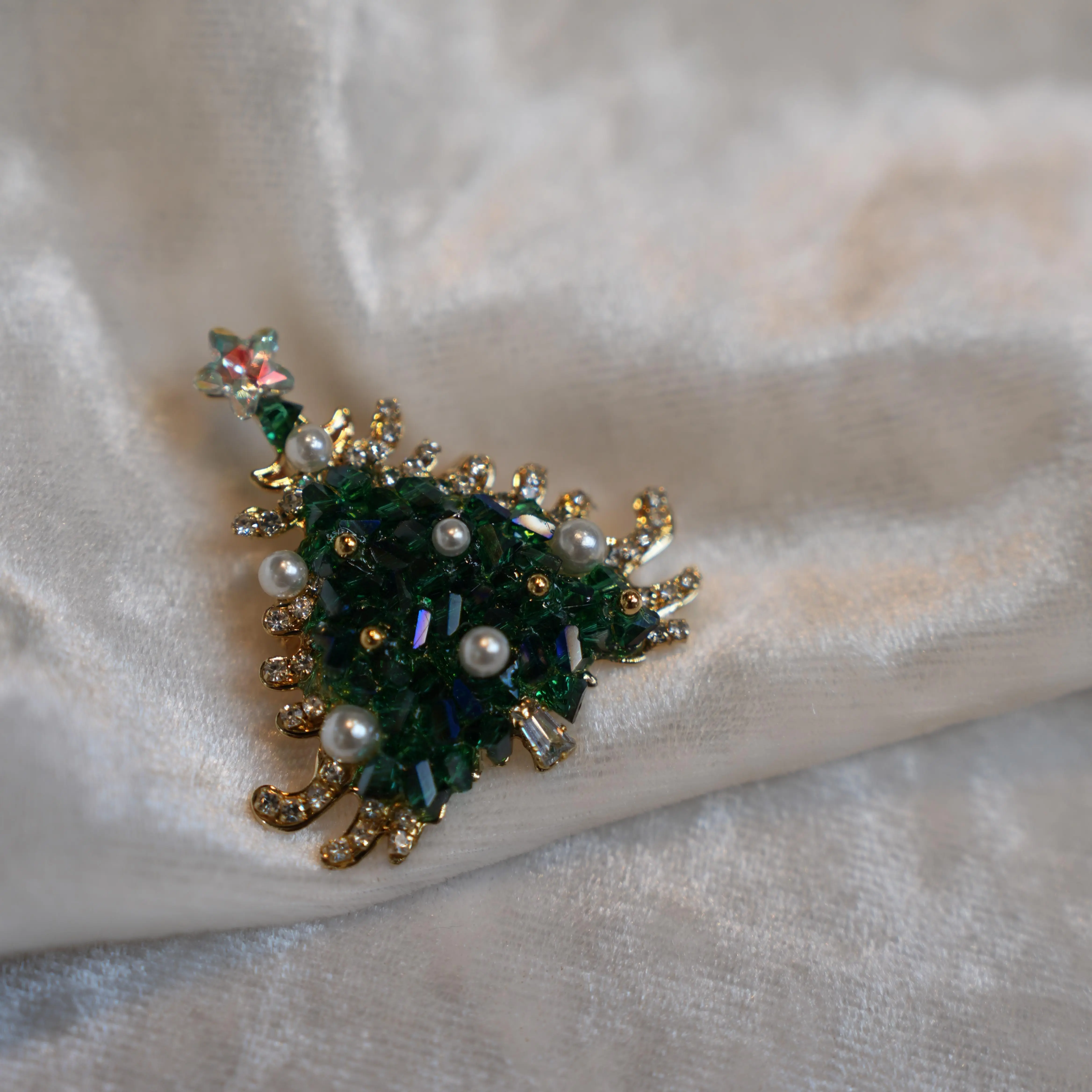 Green Crystal Pearl Christmas Tree Brooch Flower Top Holiday Lapel Pin
