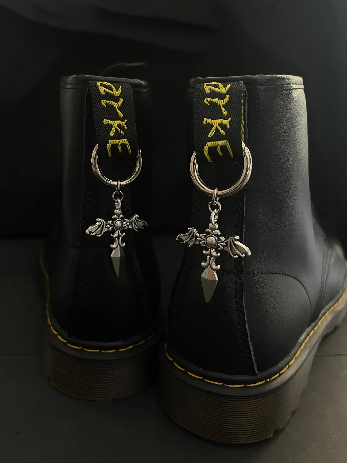 Devil Wings & Sword Design, Bling Shoe Croc Charms, 1 Pair Easy To Attach Punk Style Shoes Decorations for Men's Boots, Street Hip Hop Goth Shoes Accessory Gothic Elements for Valentine's Day, Gift, Punk Culture Accessories, Decorative Shoe Accessories