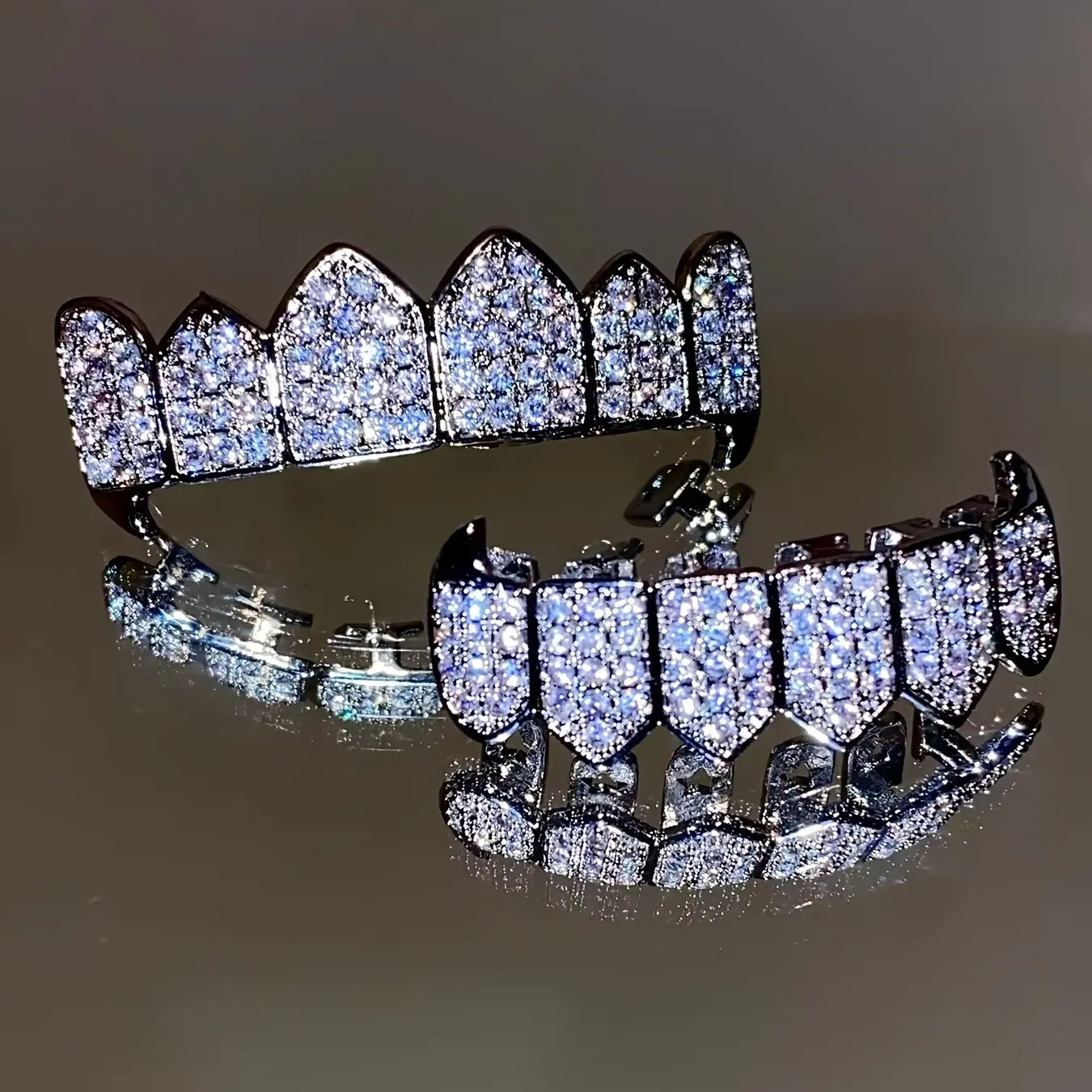 Hip Hop Bling Iced Out CZ Halloween Vampire Teeth Grills Caps for Men Women Top&Bottom Cubic Zirconia Golden Silvery Color Plated Tooth Grills Cap Jewelry