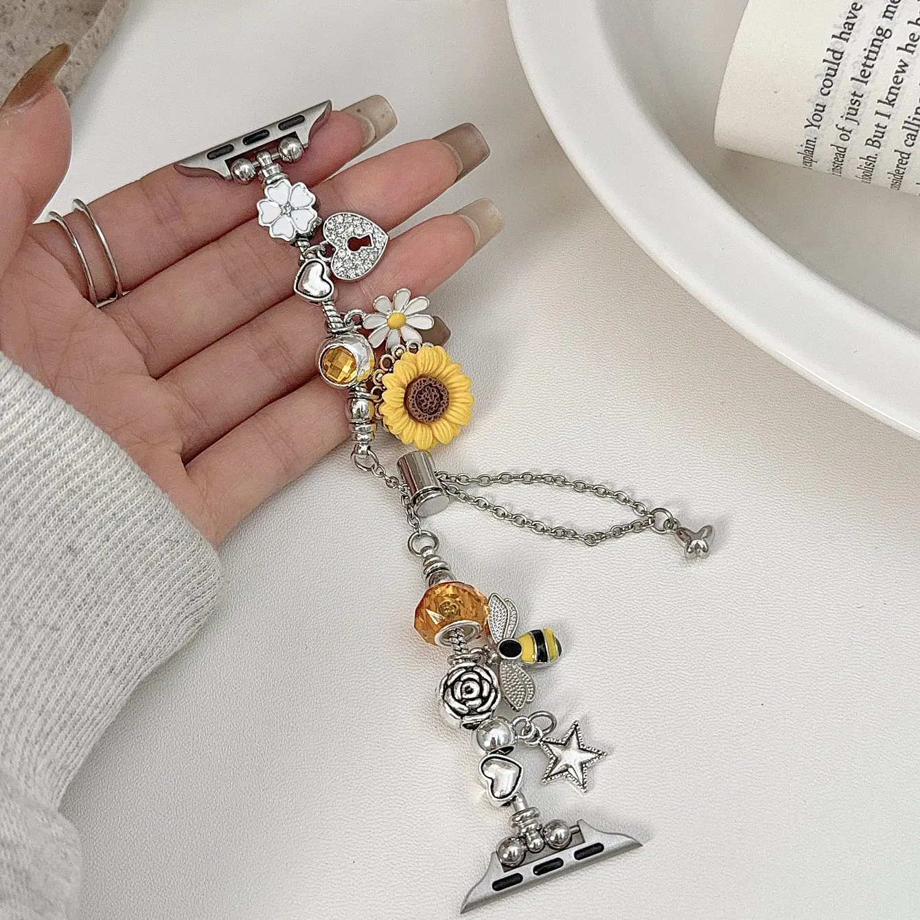 Adjustable Women's Daisy Bee Pattern Strap Band Watch Straps Smartwatch Strap Smart Watch Accessories Compatible with Apple Watch, Fits Series 1-11 & Ultra 1-3 Se, Perfect Gift for Parties and Daily Wear