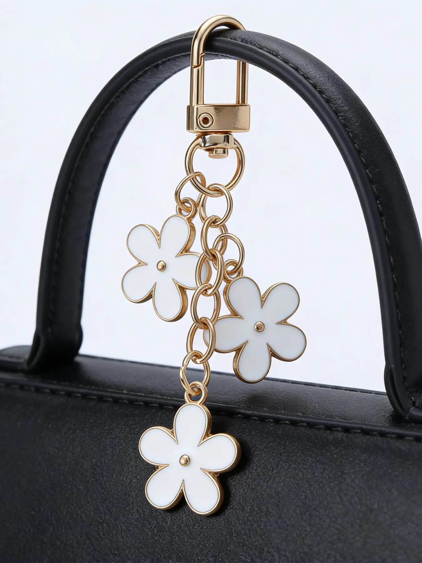 Fresh Small White Flower String Keychain Pendant, Keychain Kawaii, Fresh Style, Paired With Three Five-Petal Flowers, Can Be Hung On Bags Or Keychains. Suitable For Daily Outings, Dates, And Commuting, And Can Also Be Used As A Birthday Gift