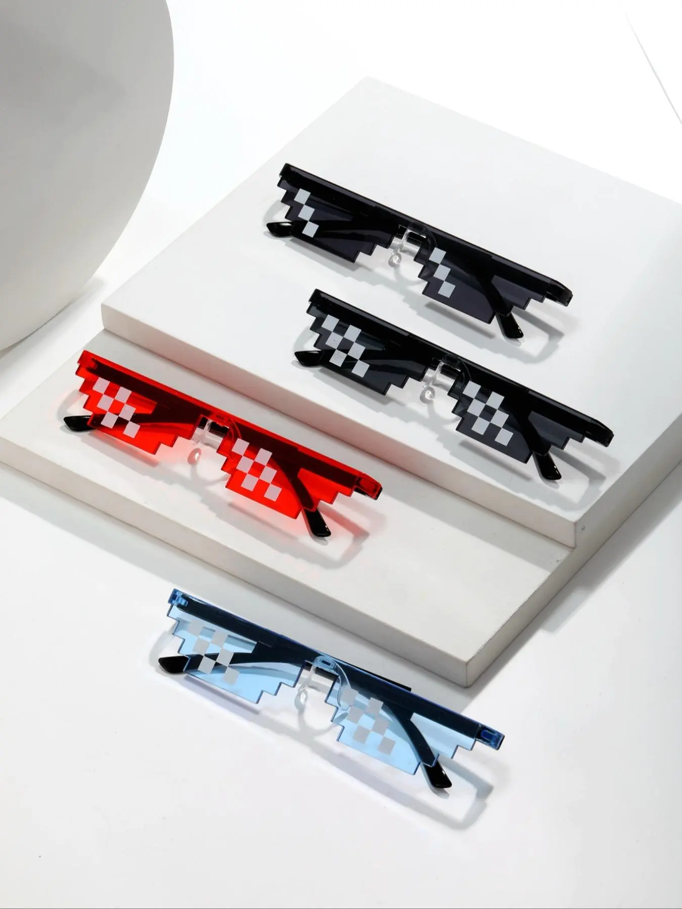 Pixel Grid Pattern Sunglasses, Trendy Casual Sunglasses for Everyday Use, Fashion Accessories for Outdoor Activities, Trendy Beach Eyewear, Casual Style Eyewear, Casual Shades