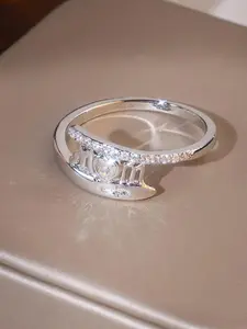 MOM Letter Ring Simple Fashion Personality Ring for Women, Mom Jewelry, Niche Creative Light Luxury Exquisite Zircon Ring, New Versatile Fashion Simple, Mother's Day, Birthday, Christmas, Wedding, Holiday, Special Gift for Women, Fashion Jewelry