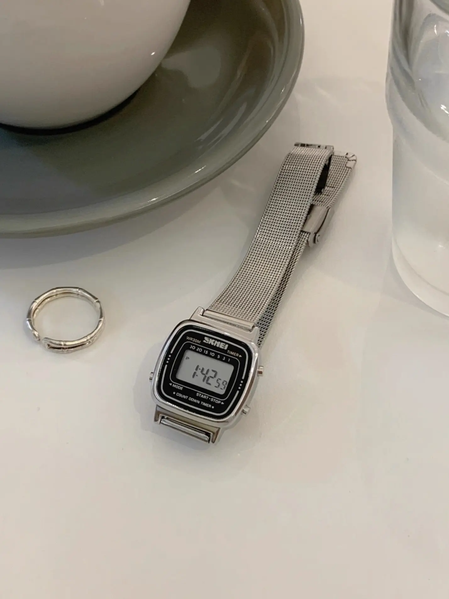 Women's Ultra-Thin Quartz Watch, Mesh Steel Band, Elegant Small Dial Design, Fashionable Minimalist Accessory for All Seasons