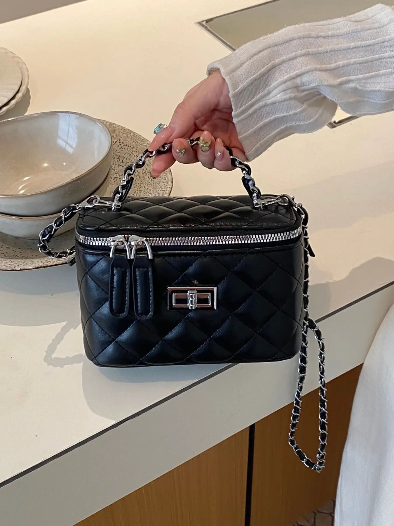 New French minimalist stylish handbag, simple commuting fashion retro diamond-pattern chain shoulder crossbody small square bag Casual Shoulder Bag Crossbody with Chain