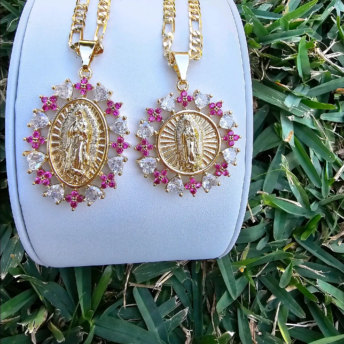 Virgen de Guadalupe con rosa