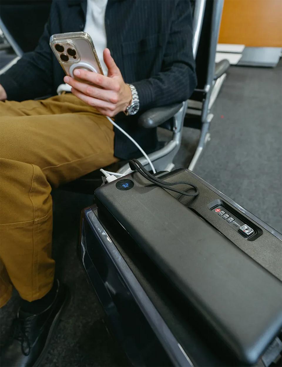 AOTOS L2 smart electric luggage, which is not only a normal suitcase, it is also ridable. You can sit on it, which can reach speeds up to 6.2 mph and travel as far as 6.2 miles on a single charge.