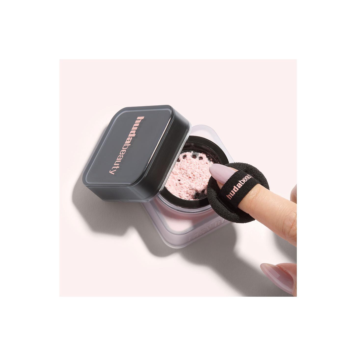 Huda Beauty Mini Easy Bake Loose Powder in Pound Cake