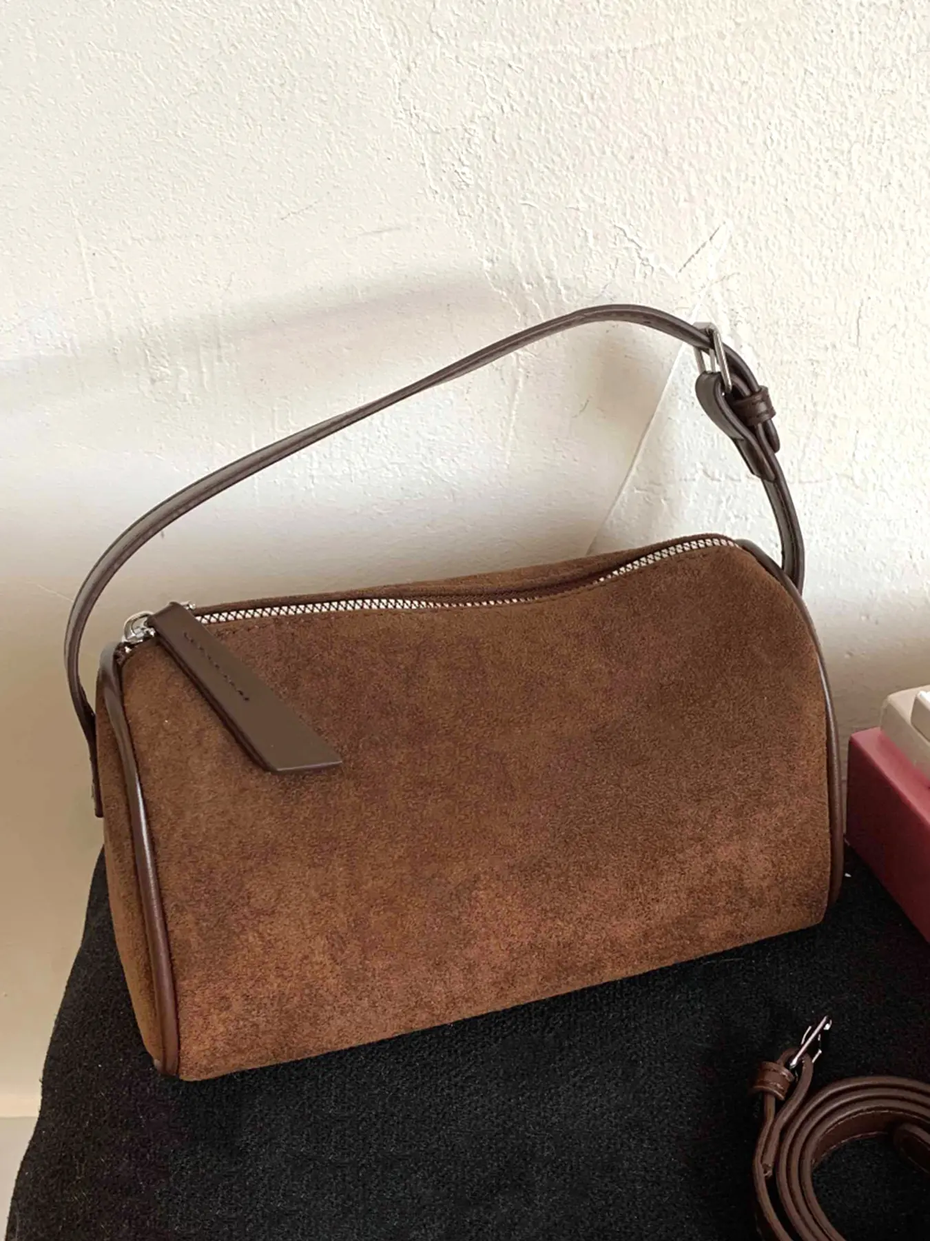 Fashionable frosted shoulder cylindrical bag, Fashionable unique bags, casual shoulder messenger bag, simple solid color niche design Handbag shoulder bag, suitable for commuting, daily matching, Minimalist Shoulder Bag