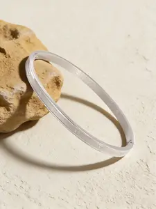 1 piece of stainless steel bracelet, in an elegant and simple style, is an ideal choice for fashionable daily commuting. It is a dazzling gift to catch her eye, durable and washable, Elegant Minimalist Bangle