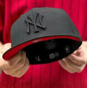 Size 7 1/4 Black New York Yankees 9FORTY Snapback Hat, Black on Black Embroidered NY Logo, Red Undervisor, Limited Edition 2026 Urban Streetwear Gorra premium, moda urbana para hombres y mujeres