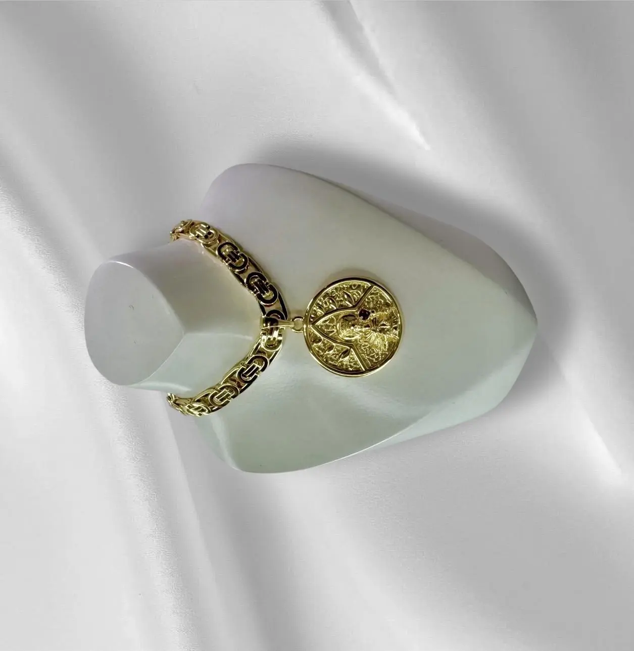 Santa Barbara Gold Laminated Chain Necklace 20cm with Powerful Virgin Image Pendant for Cuban Community