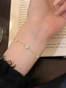 A French sweet element starry diamond bracelet, suitable for daily wear, vacation dates, and other occasions, is also a surprising and exquisite small gift