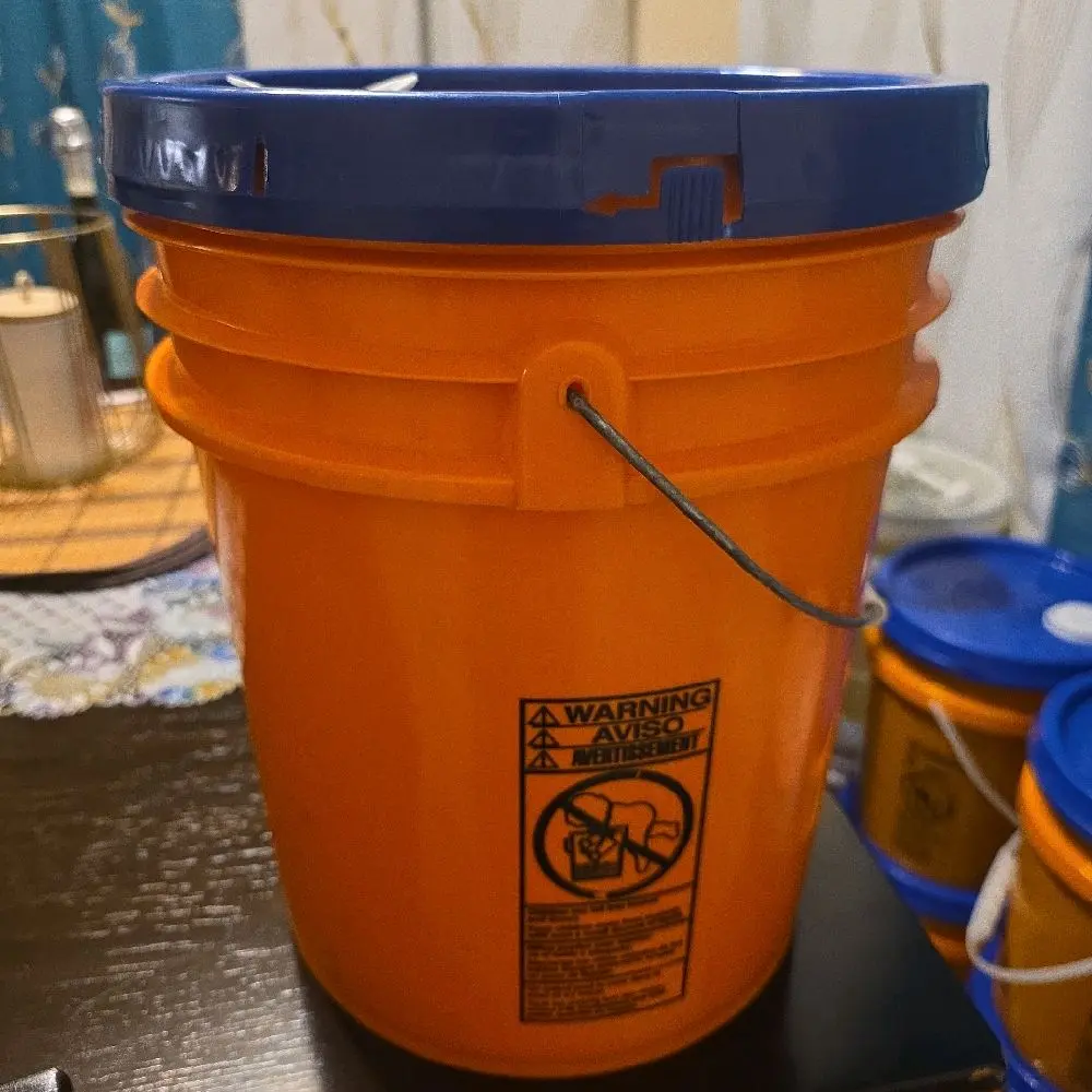 laundry detergent , bokit likid