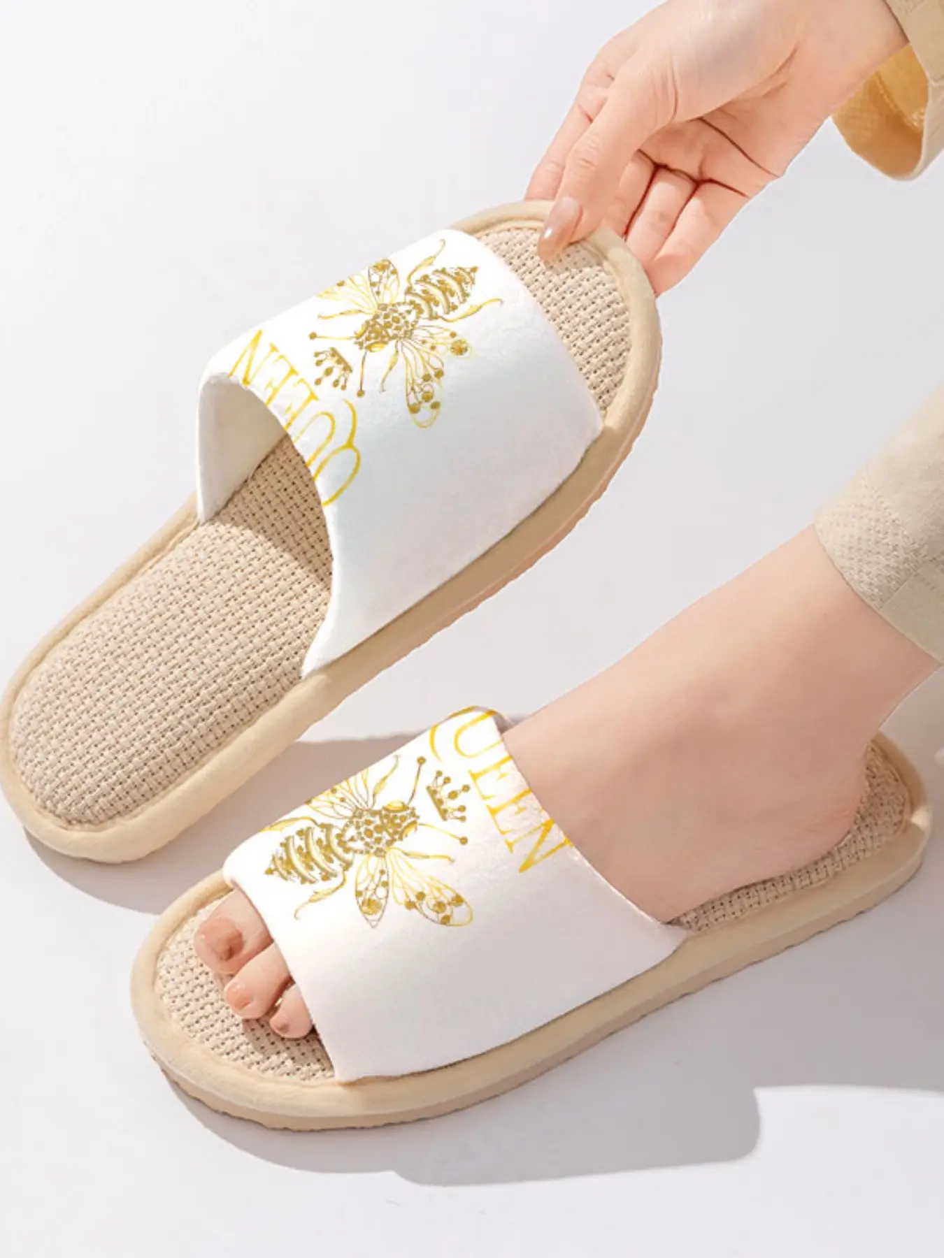 Gold Foil Queen Bee & QUEEN Crown Slogan | Luxury & Elegant 1 Pair Linen Breathable Non-Slip Sweat-Absorbent Home Slippers For Girly Women/Queen Style Lovers (Spring Summer/Lounging/Girlfriend Gifts)